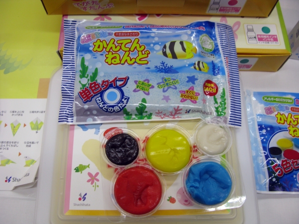 アレルギーの心配が少ない。においが少なく手につきにくい。不思議な手触り「かんてんねんど」シヤチハタ