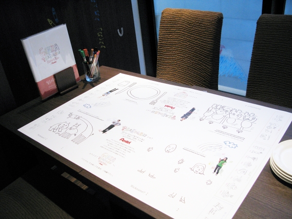 各テーブルに、ぺんてるサインペン、ボールペン、クレヨンなどらくがき用具を準備