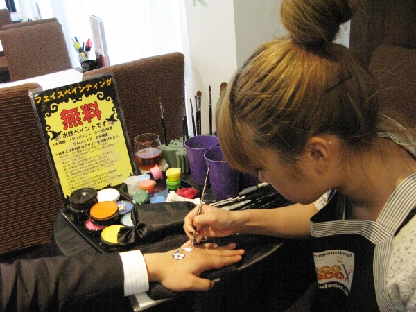 専用の絵の具を使用し、顔にペイントするイベントも実施！デザインも選べますよ！　