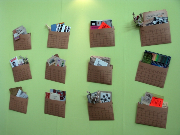 A4サイズの紙を折らずに入れるられる封筒カレンダー「Envelope Calendar-KAKUNI」K-DESIGN WORKS