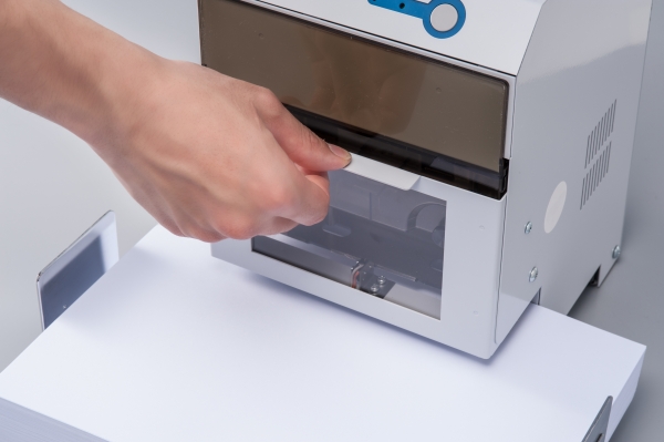 ②カバーをおろします（カバーをおろさないと穿孔しない安全設計）