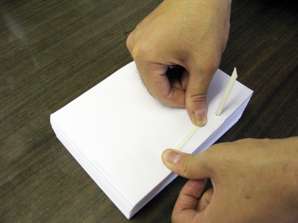 ③用紙を裏返しエコロジーファスナーを互い違いに貼り付け完成