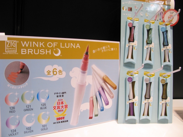 ＜デザイン部門グランプリ＞ 呉竹　「ZIG メモリーシステム ウインク オブ ルナ ブラッシュ」