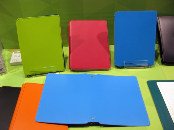 開いたとき、机に吸い付く、Ａ５サイズシステム手帳バインダー「スライド手帳 HIRATAINDER」新色！あたぼう