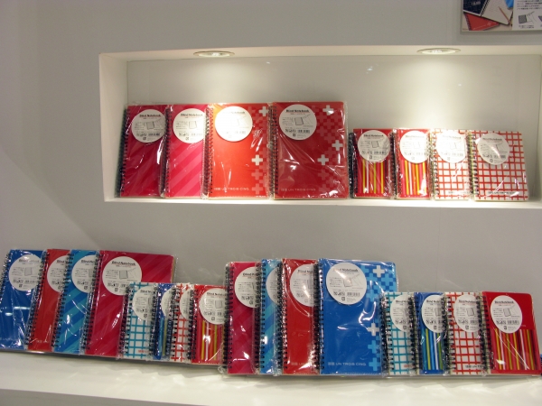 カラー効果で仕事力アップ！目隠しシートが表紙と一体になったダブルリングノート「ブラインドノート」ヒサゴ