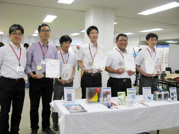 文紙フェア受賞式　高橋代表幹事　不易糊工業　トーヨー　アスカ　北星鉛筆　サンビー(左から)