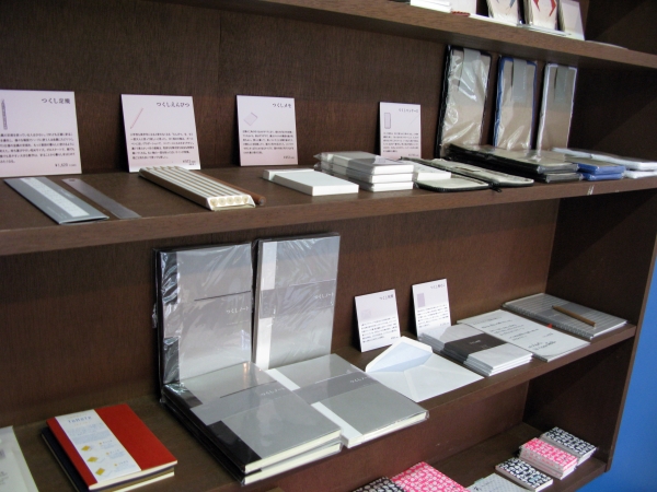 長野にある美術製本を得意とする美篶堂で、手製本で開き具合がよい 自由を広げる「つくしノート」