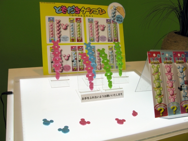 ちぎって使える！？友達にもプレゼントできる。一番下には秘密のキャラクターが・・・「ともだちケシゴム」