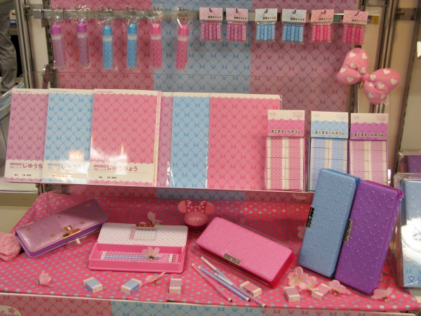 今年はキラキラでパワーアップ！シンプルなミニーマウスデザインが人気「新入学商品」