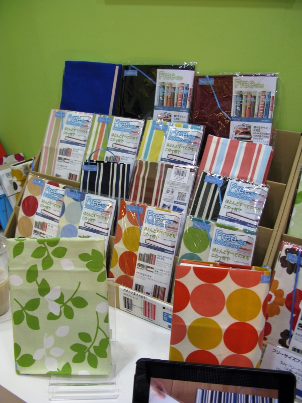 1年間使う教科書にもカバーを付けたいというニーズに応え大きなサイズ登場「フリーサイズブックカバー」Beahouse　