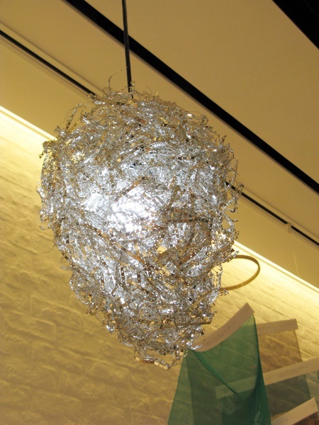 素材をシンプル表現した「ブルーライト」　プラスアワード受賞　