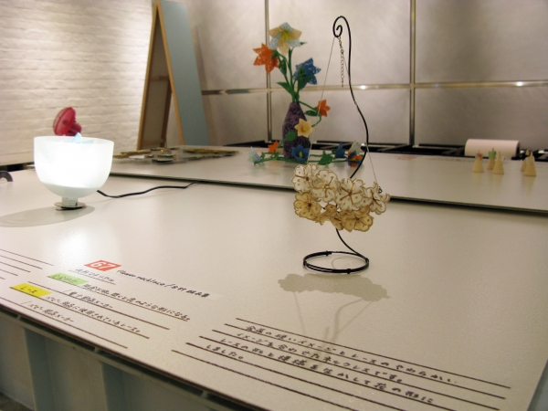 金属の硬いイメージとレースのやわらかいイメージを合わせた「フラワーネックレス」