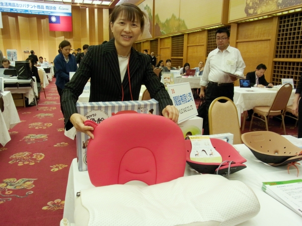 自分に合わせ簡単に高さを調節できるクッション　闊脳有限公司