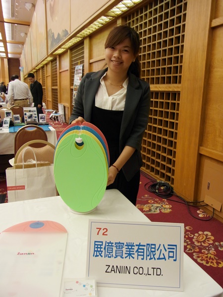 まな板を野菜、肉、魚、用途ごとに使い分けしませんか「ＴＰＵ高機能耐熱ＥＣＯカッティングボード」　展億實業