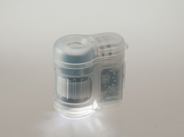 明るく、くっきり観察できるLEDライト付き