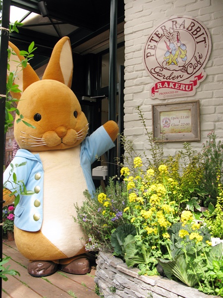 絵本のシーンとイングリッシュガーデンをイメージした「ピーターラビット　ガーデンカフェ」