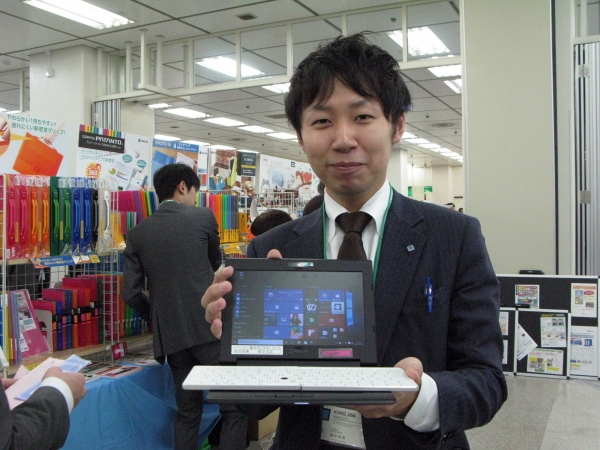 見て下さい、こんなにコンパクト！携帯性を両立した新発想のたためるPC「ポータブック」キングジム