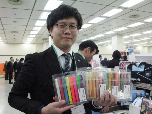 見たことの無い色まで登場！ブラックボードやガラスに書ける水拭きで消せる「ポストチョークマーカー」呉竹