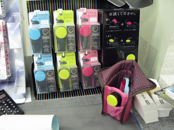 こんなにコンパクトなのに10枚綴じ　ペンケーに入れ持ち運べるホッチキス「カラーギミック」マックス