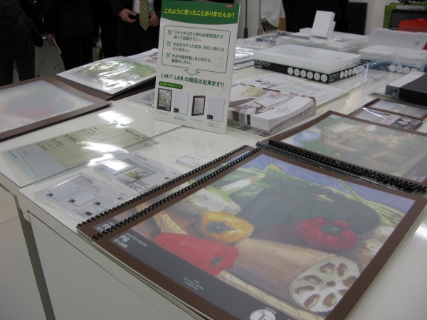 今までに無かったとじ具が開いて中の画用紙の差し替えが出来る「スケッチブック」LIHIT LAB.