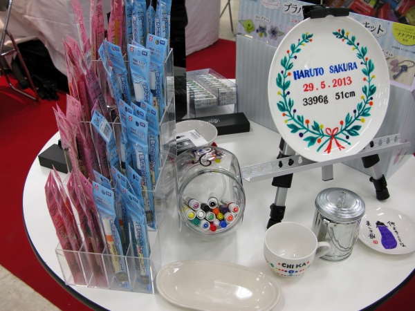 白磁・陶磁でも焼付不用、自然乾燥でしっかり定着　デザインマーカー「セラムグラス」サクラクレパス