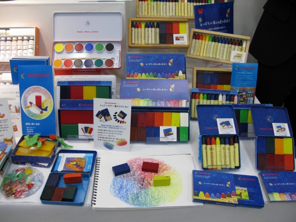 小さな子どもも持ちやすいデザイン、天然の蜜ろうを使用した「みつろうクレヨン」おもちゃ箱