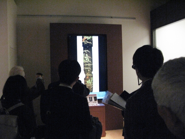 4Kディスプレイで蒔絵万年筆を自在に回転し、気に入った角度から鑑賞できる！