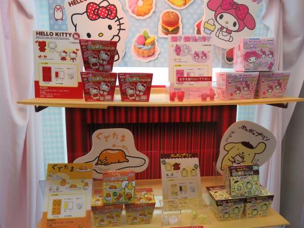 キティ、マイメロ、ぐでたま、プリンの「キャラクター消しゴムをつくろう」を参考展示