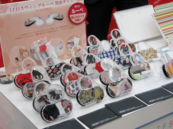 少ロットから対応、オリジナル記念品としても最適「ＬＥＤスウィングルーペ鏡面タイプ」共栄プラスチック