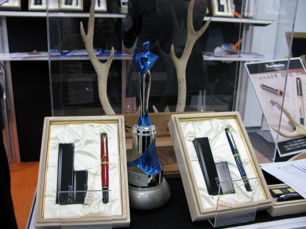 鹿の角を利用した万年筆「くれ竹　万年毛筆夢銀河　鹿角 古代日本茜染め」呉竹