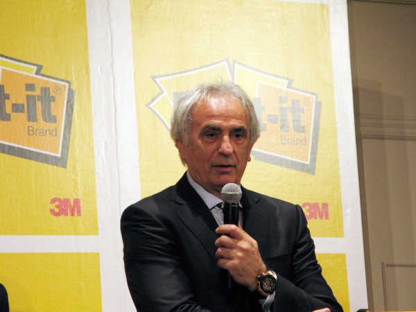 「私は日本で恩恵を受けているので、何か恩返しをしなければならない」と被災地への支援を誓った。