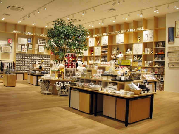 限定オリジナルグッズを500点以上並ぶ　ミュージアムショップ「ブラウンズストア」