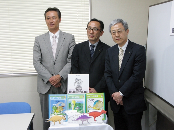 飯田取締役、菅田社長、藤田副社長(左から) ６月10日付けで人事移動