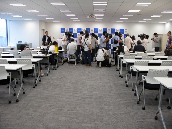 番外編　オフィス内の会見場　「マスコミは、みんなちゃんと取材頑張ってるよ」