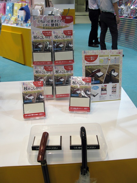 裏面に滑り止めが付き、持ち運べ、玄関、受付やレジ横など杖・傘を置きたい時に便利「杖のこしかけ」デビカ