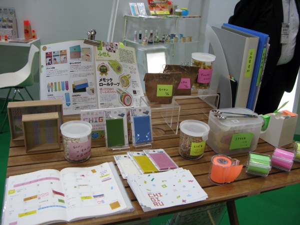 サイズ、形を自由にちぎれる付箋「チギル」や全面粘着剤付紙テープ「メモックロールテープ」使い方を提案　ヤマト