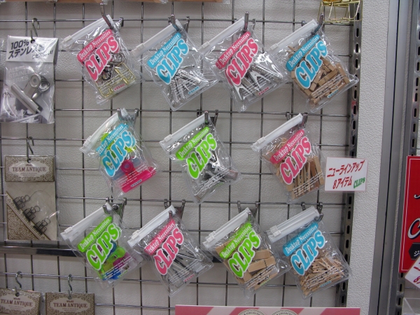 シンプルで懐かしい「アルミピンチ」と温かみのある「木製ピンチ」がクリアケースパック新登場　ベロス