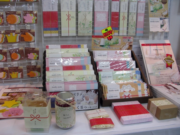 ペリッとはがして巻くだけ。ノートのように綴られ。のし紙みたいなラッピング「のしノート」ササガワ