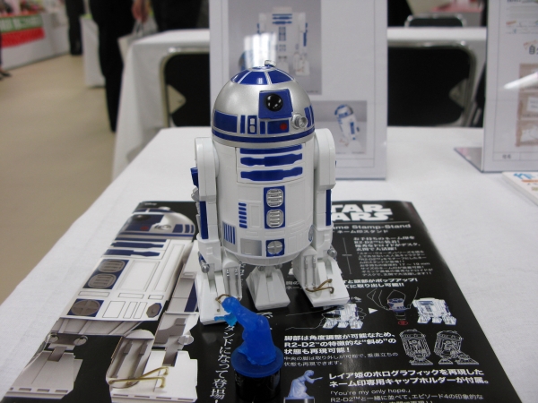 劇中そのままのディテール『スターウォーズネーム印スタンドＲ２－Ｄ２』 サンビー・