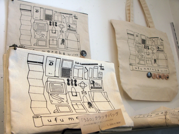 B5ノートが入る「うふっ　クランチバッグ」限定品