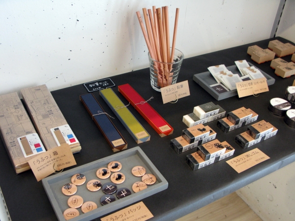 鉛筆や消しゴムをセットにした「うふっ　箱」や、なんと本物の切手まで　限定品