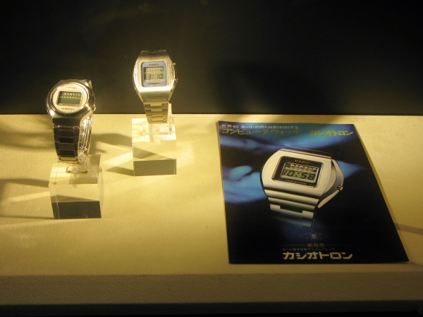 １９７４年１１月、世界初のオートカレンダー付きコンピューターウォッチ「カシオトロン」発売