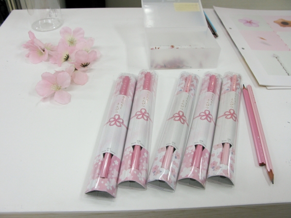 アイデアコンテスト受賞作品が商品化！さくらの形をした軸　削りかすまで、さくら　「さくらさくえんぴつ」