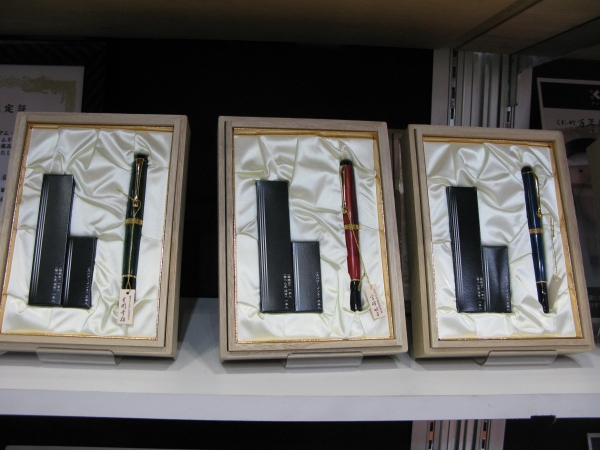 鹿の角を利用した万年筆「くれ竹　万年毛筆夢銀河　鹿角 古代日本茜染め」呉竹