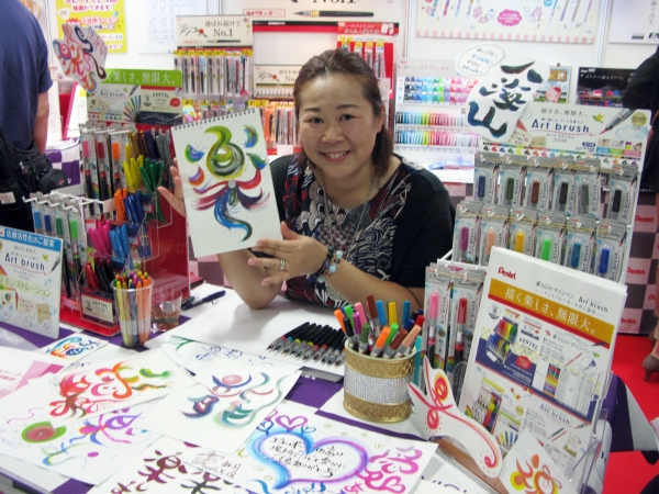カラー筆ペンアートブラッシュを使用したグラデーションやぼかし等の使い方を和音来知先生が実演ぺんてる
