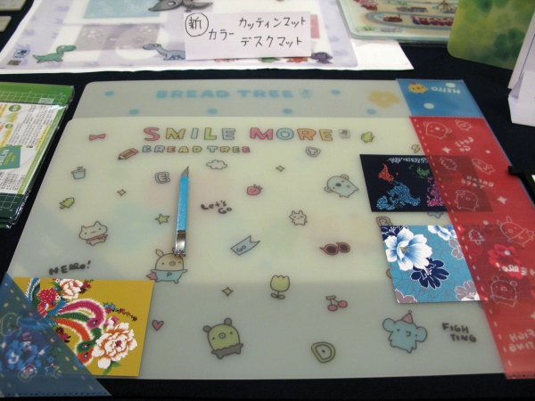 台湾のオフィスでは、普段からカッティングマットにもなる「ディスクマット」を敷いて仕事をしているYING　SIN　　