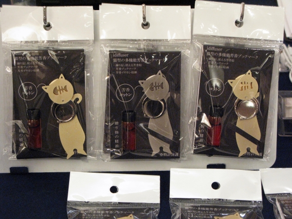 お気に入りのアロマの香りを携帯「猫型の多機能芳香ブックマーク」CHIN　TUNG　PRECISION　ENTERPRISE