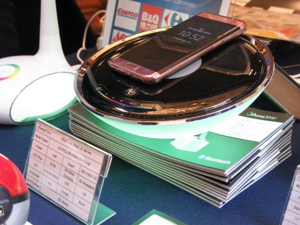 インテリアの一部としてiPhoneをワイヤレル充電「カラフル　ナイト　ライト」LUXY　STAR　ELECTRONICS　