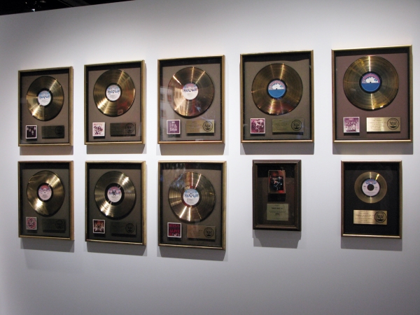 2015年9月、ついに最もゴールド・ディスクを獲得した米アーティストに認定された