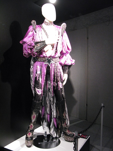 Dynasty Tour時にポール・スタンレーが着用していた世界的に有名な紫の衣装